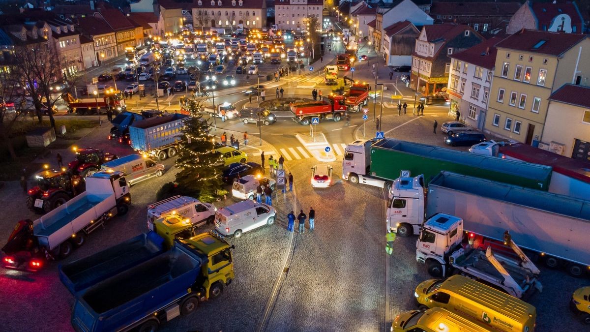 Dutzende Unternehmer zeigen sich am Montagmorgen solidarisch mit den Bauern und demonstrieren auf dem Mühlhäuser Blobach mit rund 300 großen Fahrzeugen gegen die Politik der Ampel-Regierung.