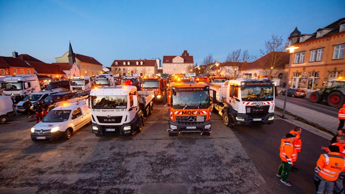 Dutzende Unternehmer zeigen sich am Montagmorgen solidarisch mit den Bauern und demonstrieren auf dem Mühlhäuser Blobach mit rund 300 großen Fahrzeugen gegen die Politik der Ampel-Regierung.