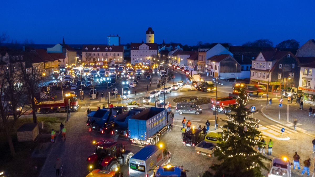 Dutzende Unternehmer zeigen sich am Montagmorgen solidarisch mit den Bauern und demonstrieren auf dem Mühlhäuser Blobach mit rund 300 großen Fahrzeugen gegen die Politik der Ampel-Regierung.