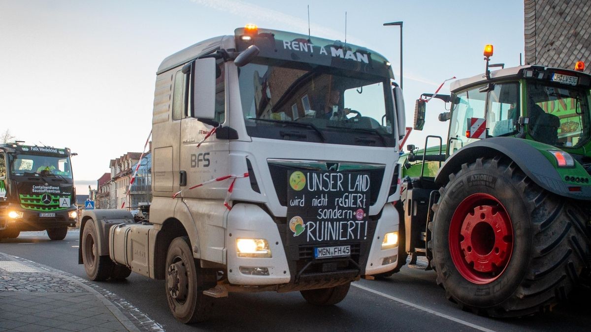 Dutzende Unternehmer zeigen sich am Montagmorgen solidarisch mit den Bauern und demonstrieren auf dem Mühlhäuser Blobach mit rund 300 großen Fahrzeugen gegen die Politik der Ampel-Regierung.