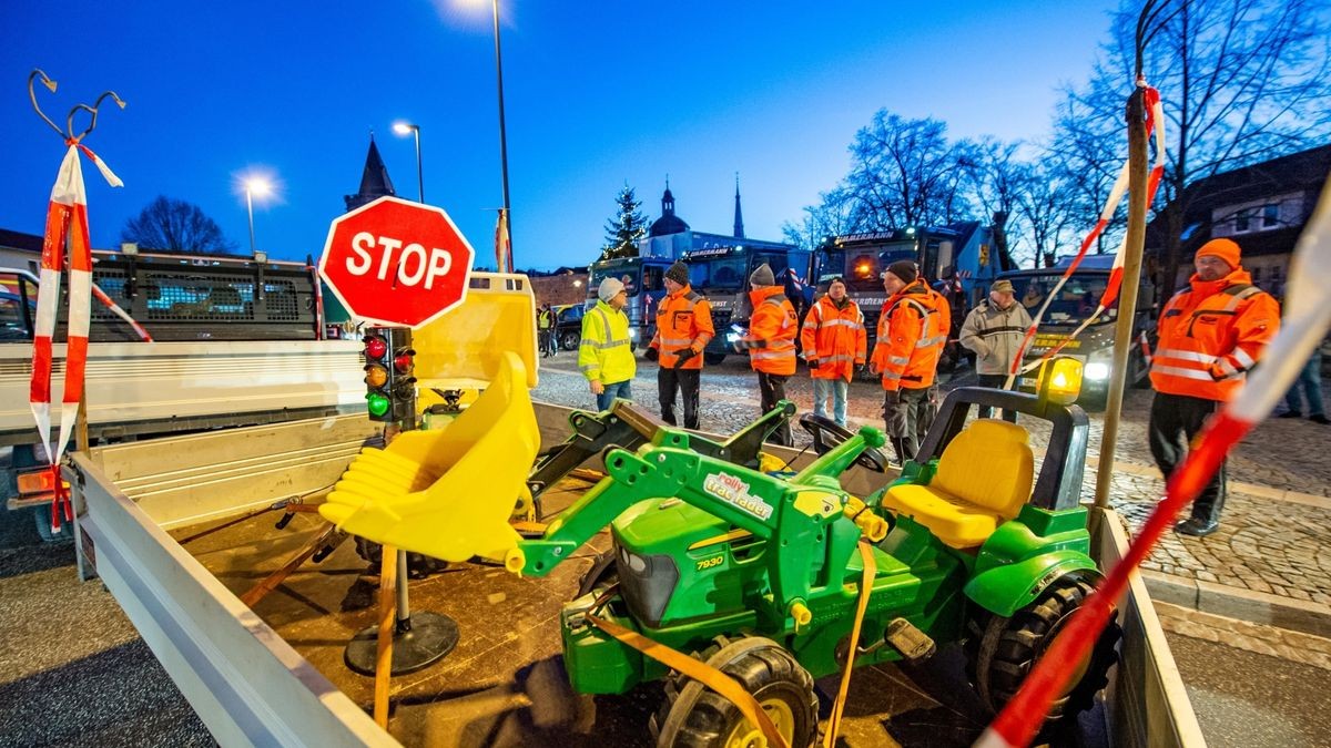 Dutzende Unternehmer zeigen sich am Montagmorgen solidarisch mit den Bauern und demonstrieren auf dem Mühlhäuser Blobach mit rund 300 großen Fahrzeugen gegen die Politik der Ampel-Regierung.