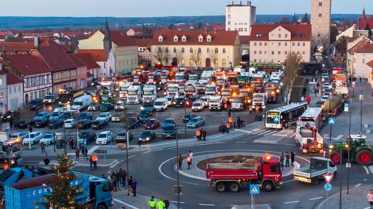 Dutzende Unternehmer zeigen sich am Montagmorgen solidarisch mit den Bauern und demonstrieren auf dem Mühlhäuser Blobach mit rund 300 großen Fahrzeugen gegen die Politik der Ampel-Regierung.