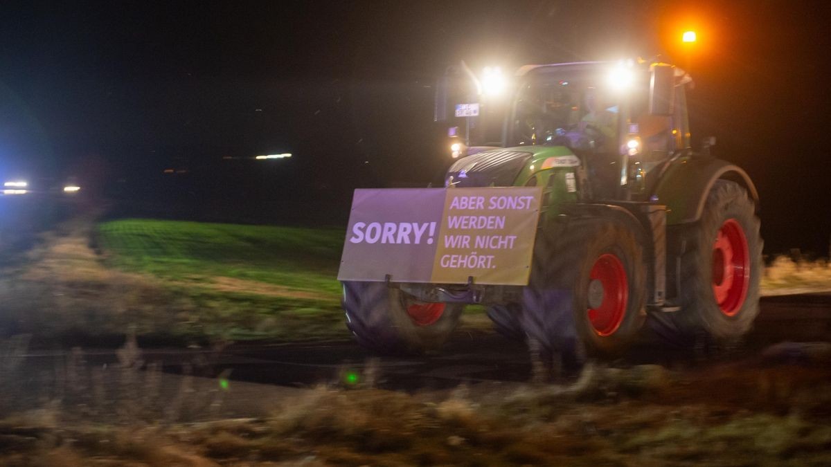 Dutzende Unternehmer zeigen sich am Montagmorgen solidarisch mit den Bauern und demonstrieren auf dem Mühlhäuser Blobach mit rund 300 großen Fahrzeugen gegen die Politik der Ampel-Regierung.