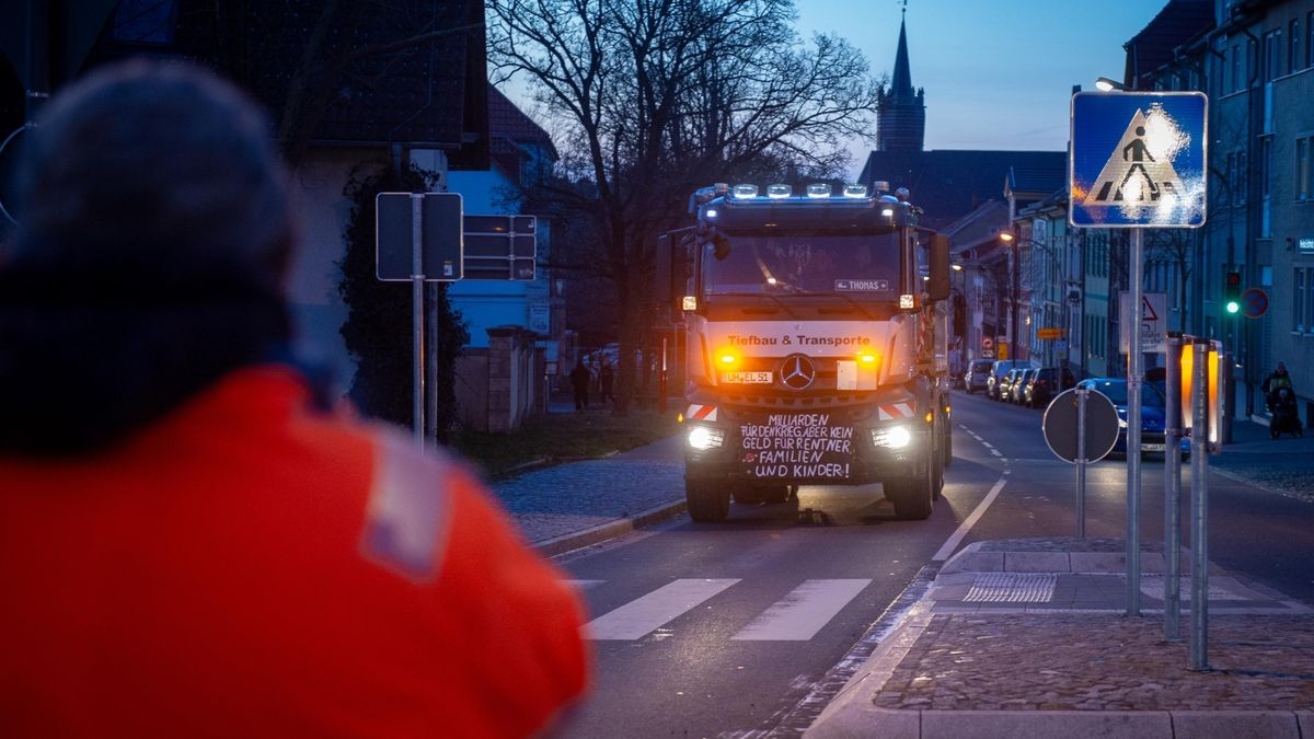 Dutzende Unternehmer zeigen sich am Montagmorgen solidarisch mit den Bauern und demonstrieren auf dem Mühlhäuser Blobach mit rund 300 großen Fahrzeugen gegen die Politik der Ampel-Regierung.