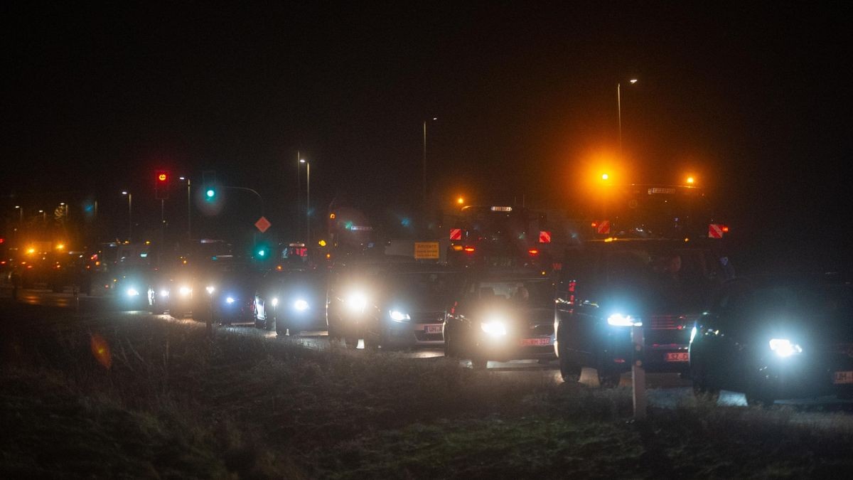 Rund 100 Traktoren von Landwirten aus dem Landkreis Eichsfeld und dem Unstrut-Hainich Kreis haben sich am Morgen von Ammern aus auf den Weg in die Landeshauptstadt Erfurt gemacht.