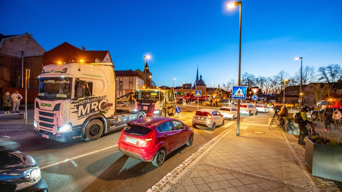 Dutzende Unternehmer zeigen sich am Montagmorgen solidarisch mit den Bauern und demonstrieren auf dem Mühlhäuser Blobach mit rund 300 großen Fahrzeugen gegen die Politik der Ampel-Regierung.