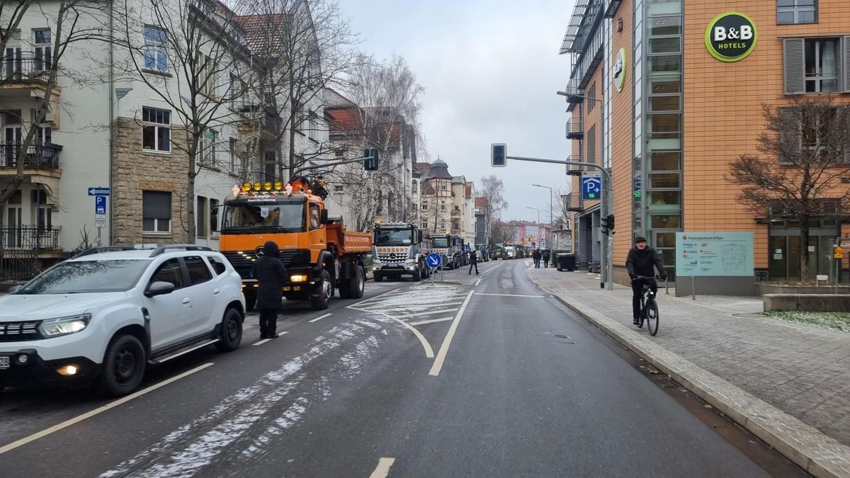 Auch auf der Erfurter Bonifaciusstraße stadteinwärts staut sich der Verkehr. 