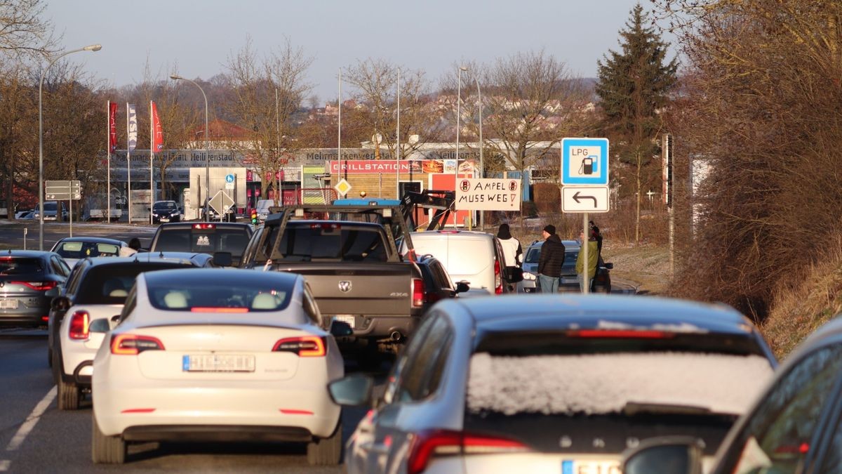 Mit einem Traktor wurde die Zufahrt nach Heiligenstadt aus Richtung Geisleden blockiert.