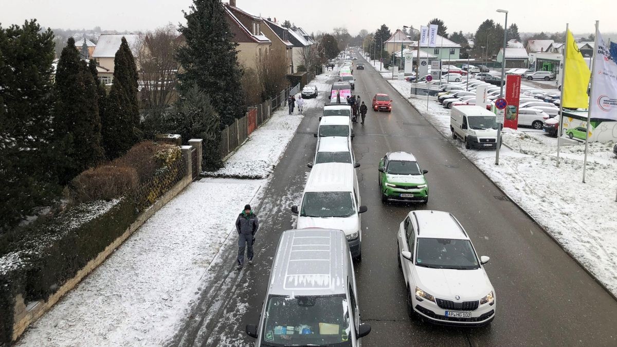 Rund 50 Fahrzeuge von Handwerkern und Transportunternehmen aus Apolda und Umgebung stehen am 8. Januar 2024 entlang der Erfurter Straße.