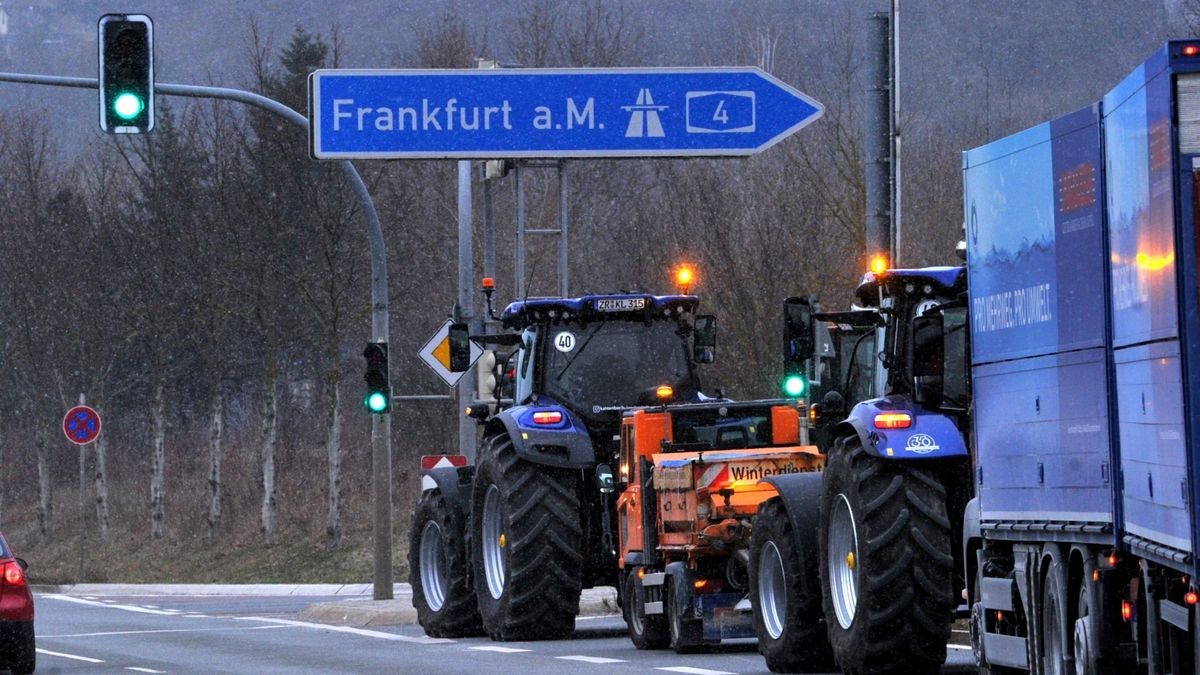 Auch in Ostthüringen sind Autobahnauffahrten durch Landwirte mit Traktoren und andere Fahrzeuge, wie hier an der A4-Anschlussstelle Gera-Langenberg, blockiert. Auch zahlreiche Kreisverkehre auf Bundes- und Landesstraßen sind nicht passierbar.