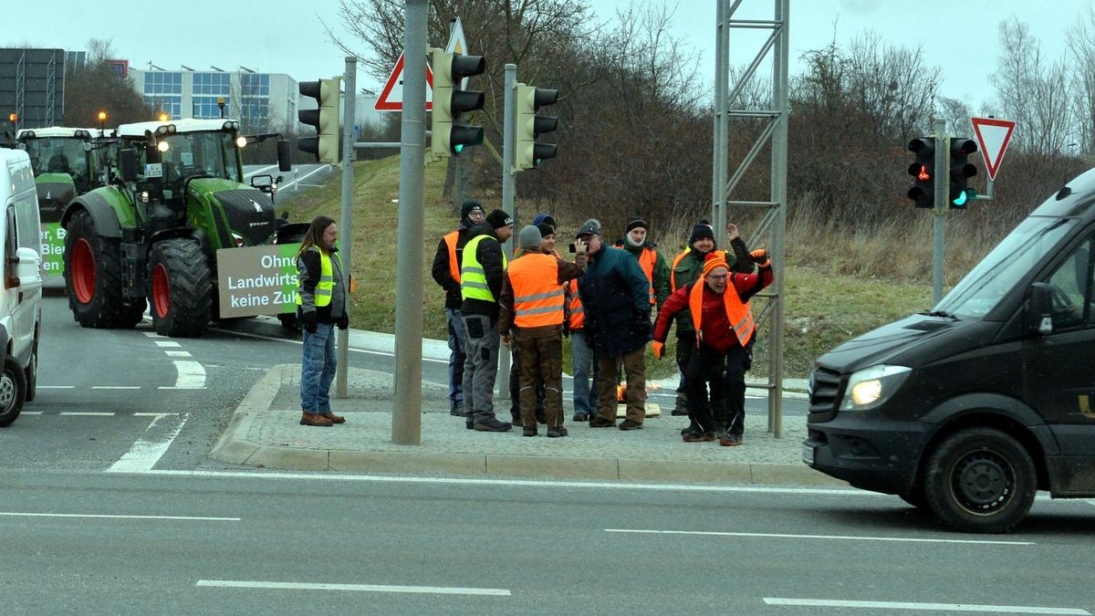 Auch in Ostthüringen sind Autobahnauffahrten durch Landwirte mit Traktoren und andere Fahrzeuge, wie hier an der A4-Anschlussstelle Gera-Langenberg, blockiert. Auch zahlreiche Kreisverkehre auf Bundes- und Landesstraßen sind nicht passierbar.