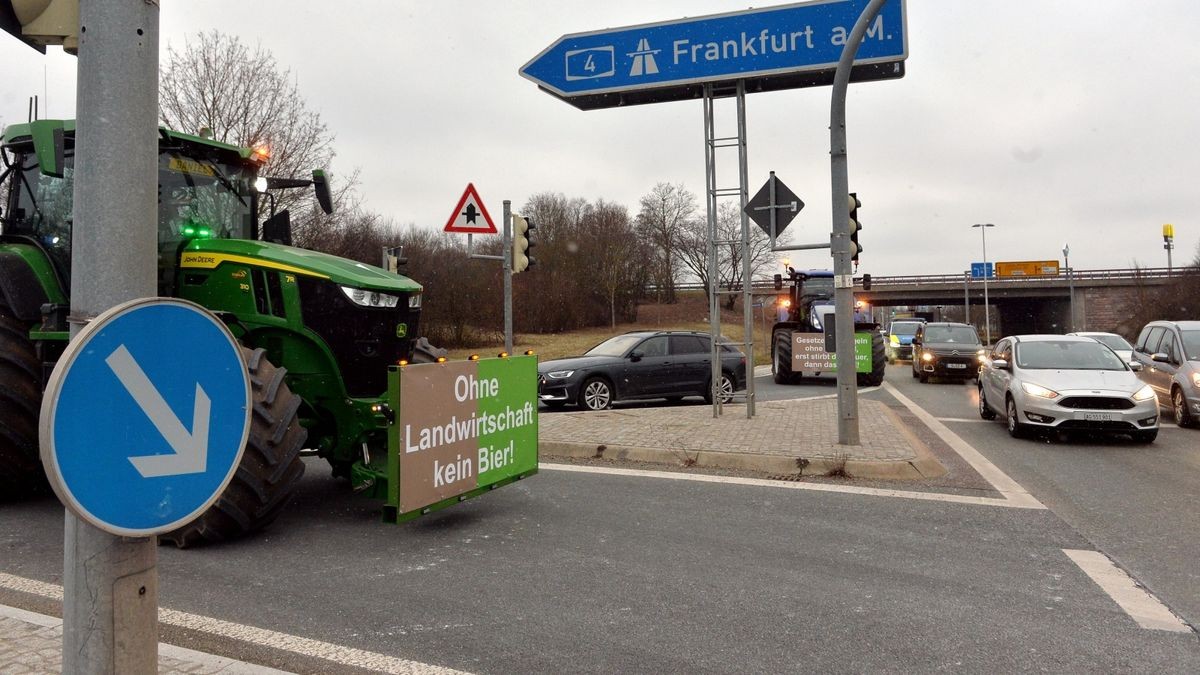 Auch in Ostthüringen sind Autobahnauffahrten durch Landwirte mit Traktoren und andere Fahrzeuge, wie hier an der A4-Anschlussstelle Gera-Langenberg, blockiert. Auch zahlreiche Kreisverkehre auf Bundes- und Landesstraßen sind nicht passierbar.