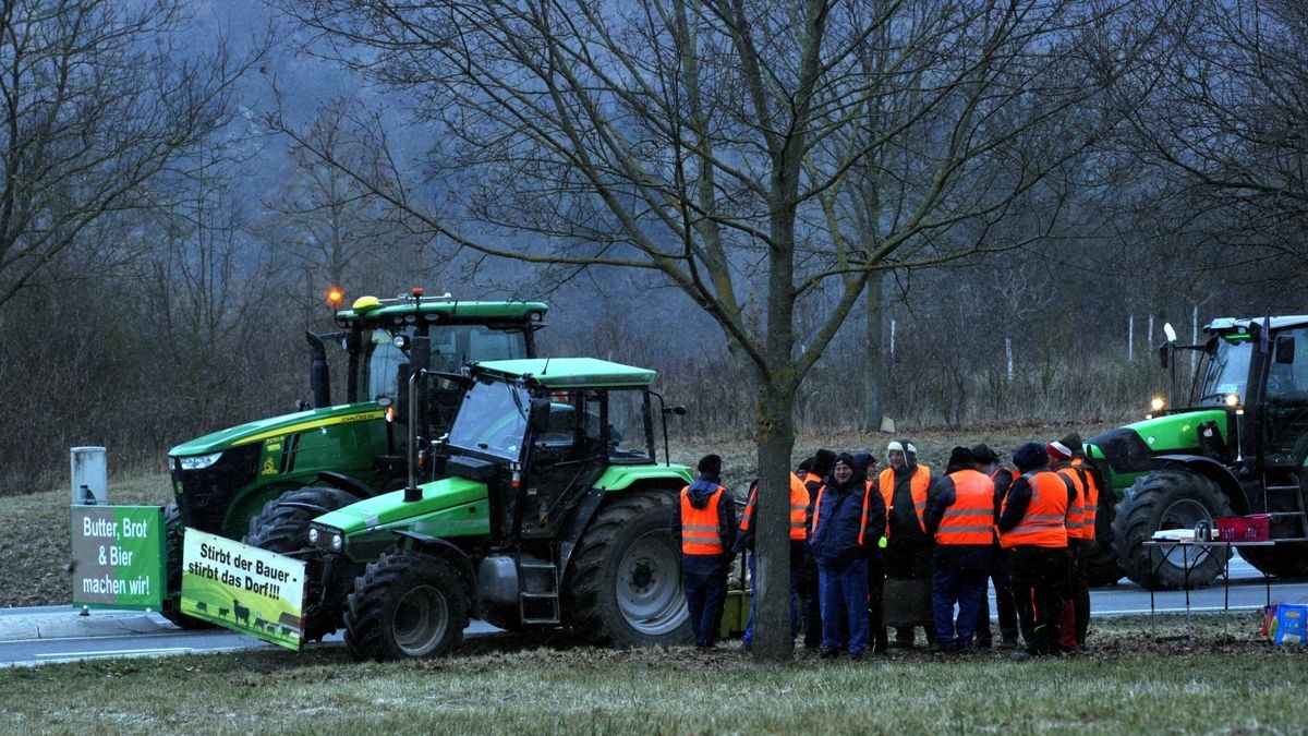 Auch in Ostthüringen sind Autobahnauffahrten durch Landwirte mit Traktoren und andere Fahrzeuge, wie hier an der A4-Anschlussstelle Gera-Langenberg, blockiert. Auch zahlreiche Kreisverkehre auf Bundes- und Landesstraßen sind nicht passierbar.