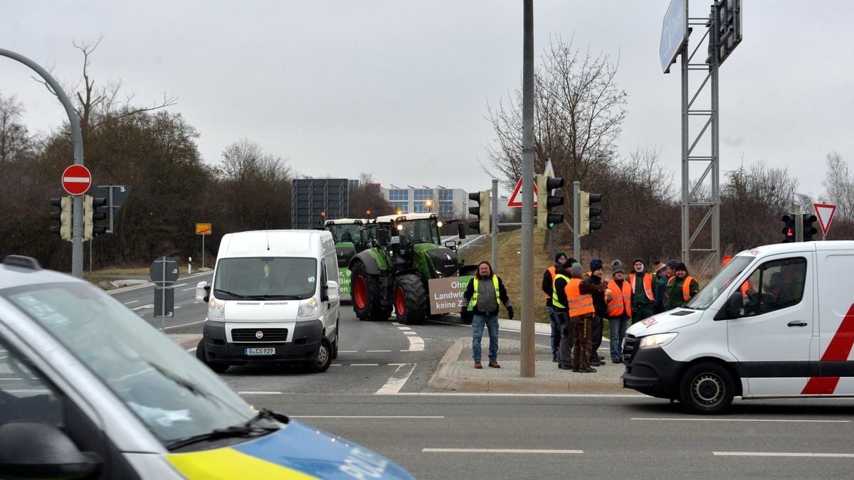 Auch in Ostthüringen sind Autobahnauffahrten durch Landwirte mit Traktoren und andere Fahrzeuge, wie hier an der A4-Anschlussstelle Gera-Langenberg, blockiert. Auch zahlreiche Kreisverkehre auf Bundes- und Landesstraßen sind nicht passierbar.