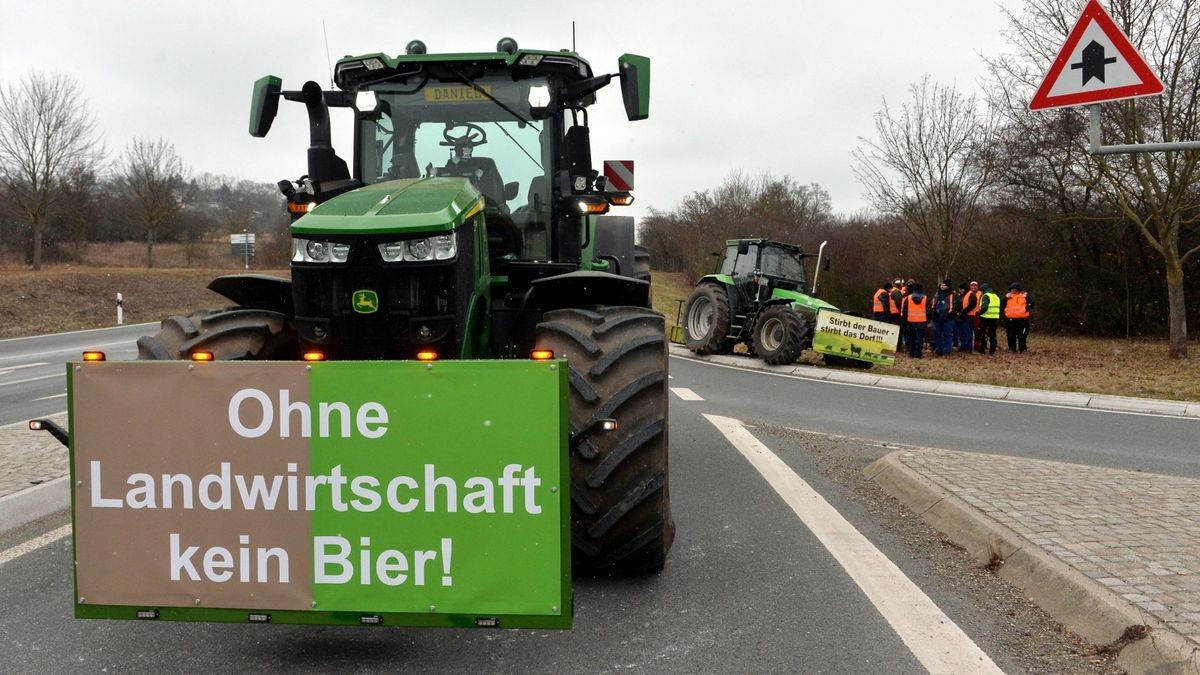 Auch in Ostthüringen sind Autobahnauffahrten durch Landwirte mit Traktoren und andere Fahrzeuge, wie hier an der A4-Anschlussstelle Gera-Langenberg, blockiert. Auch zahlreiche Kreisverkehre auf Bundes- und Landesstraßen sind nicht passierbar.