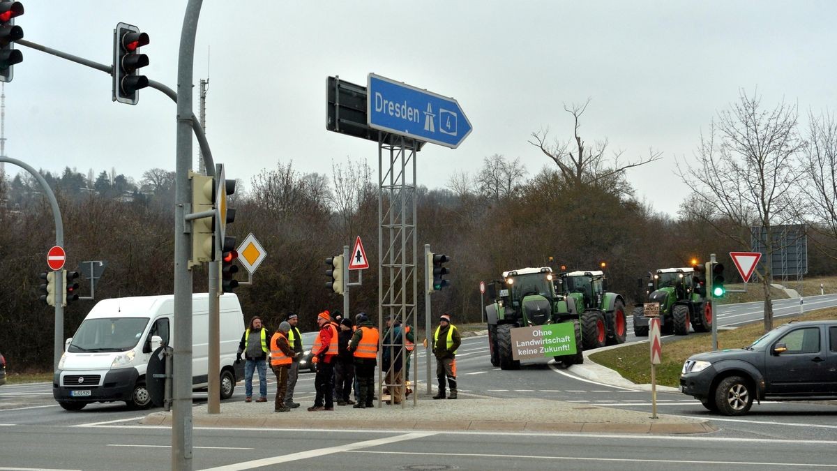 Auch in Ostthüringen sind Autobahnauffahrten durch Landwirte mit Traktoren und andere Fahrzeuge, wie hier an der A4-Anschlussstelle Gera-Langenberg, blockiert. Auch zahlreiche Kreisverkehre auf Bundes- und Landesstraßen sind nicht passierbar.