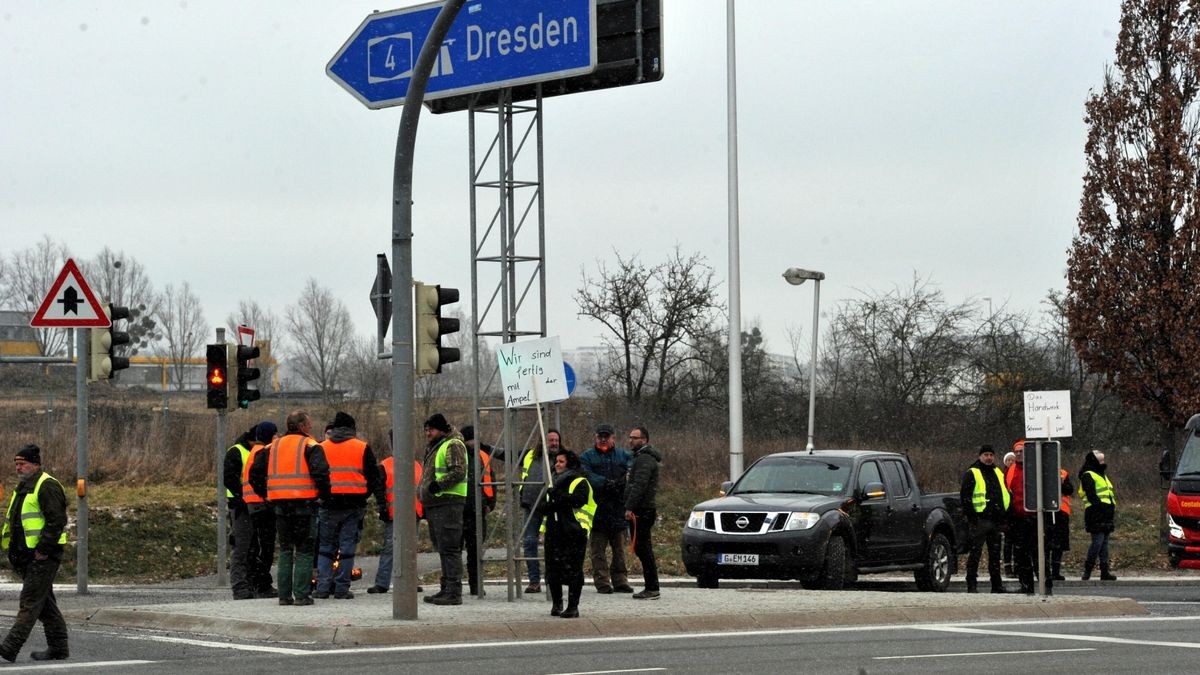 Auch in Ostthüringen sind Autobahnauffahrten durch Landwirte mit Traktoren und andere Fahrzeuge, wie hier an der A4-Anschlussstelle Gera-Langenberg, blockiert. Auch zahlreiche Kreisverkehre auf Bundes- und Landesstraßen sind nicht passierbar.