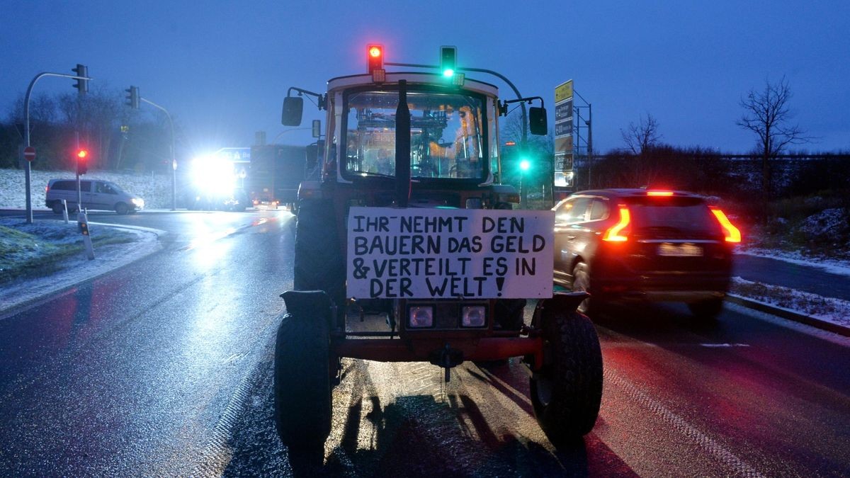 Auch in Ostthüringen sind Autobahnauffahrten durch Landwirte mit Traktoren und andere Fahrzeuge, wie hier an der A9-Anschlussstelle Eisenberg, blockiert. Auch zahlreiche Kreisverkehre auf Bundes- und Landesstraßen sind durch Blockaden nicht passierbar.