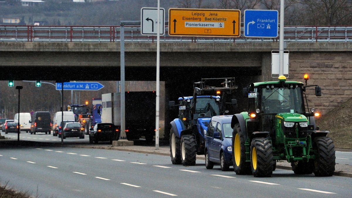 Auch in Ostthüringen sind Autobahnauffahrten durch Landwirte mit Traktoren und andere Fahrzeuge, wie hier an der A4-Anschlussstelle Gera-Langenberg, blockiert. Auch zahlreiche Kreisverkehre auf Bundes- und Landesstraßen sind nicht passierbar.