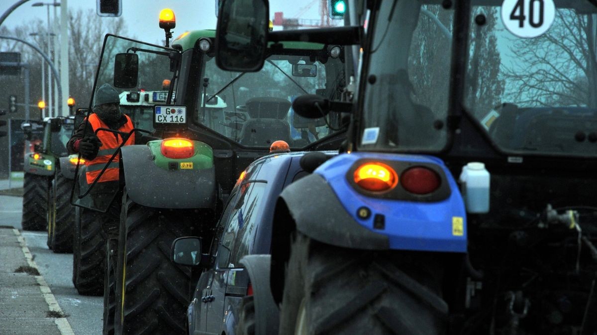 Auch in Ostthüringen sind Autobahnauffahrten durch Landwirte mit Traktoren und andere Fahrzeuge, wie hier an der A4-Anschlussstelle Gera-Langenberg, blockiert. Auch zahlreiche Kreisverkehre auf Bundes- und Landesstraßen sind nicht passierbar.