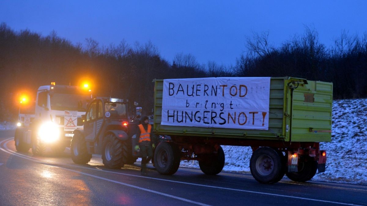 Auch in Ostthüringen sind Autobahnauffahrten durch Landwirte mit Traktoren und andere Fahrzeuge, wie hier an der A9-Anschlussstelle Eisenberg, blockiert. Auch zahlreiche Kreisverkehre auf Bundes- und Landesstraßen sind durch Blockaden nicht passierbar.