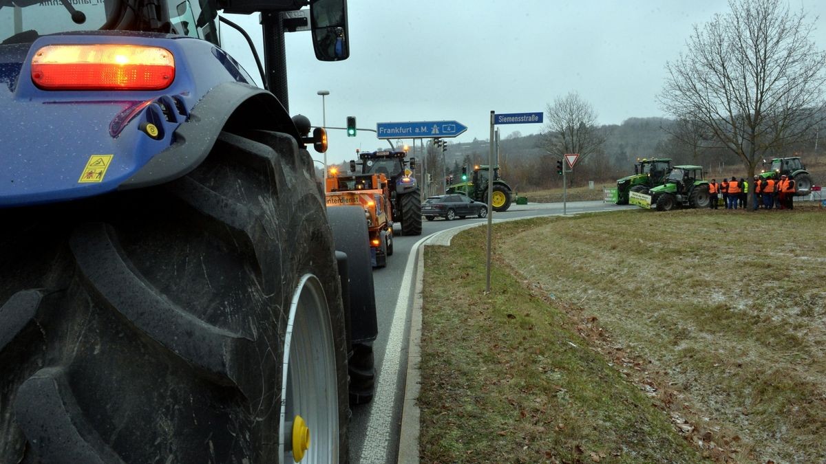 Auch in Ostthüringen sind Autobahnauffahrten durch Landwirte mit Traktoren und andere Fahrzeuge, wie hier an der A4-Anschlussstelle Gera-Langenberg, blockiert. Auch zahlreiche Kreisverkehre auf Bundes- und Landesstraßen sind nicht passierbar.