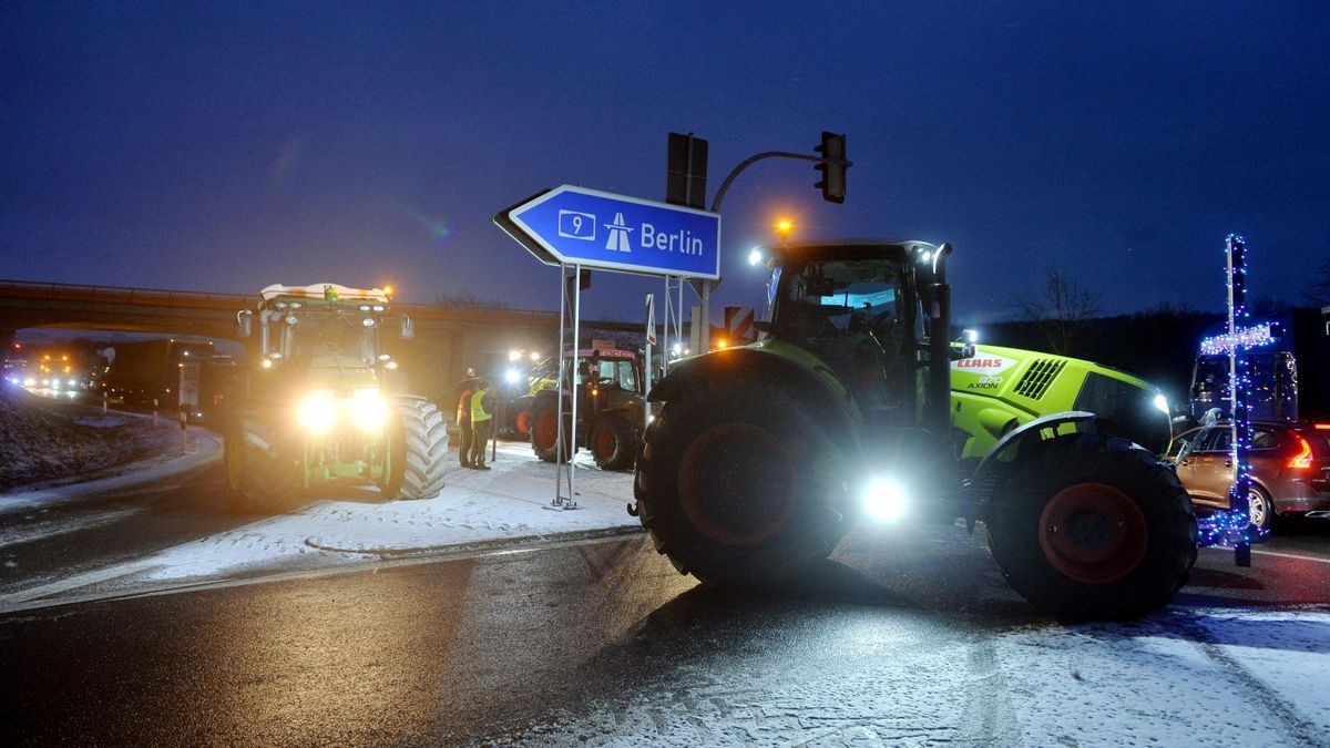 Auch in Ostthüringen sind Autobahnauffahrten durch Landwirte mit Traktoren und andere Fahrzeuge, wie hier an der A9-Anschlussstelle Eisenberg, blockiert. Auch zahlreiche Kreisverkehre auf Bundes- und Landesstraßen sind durch Blockaden nicht passierbar.