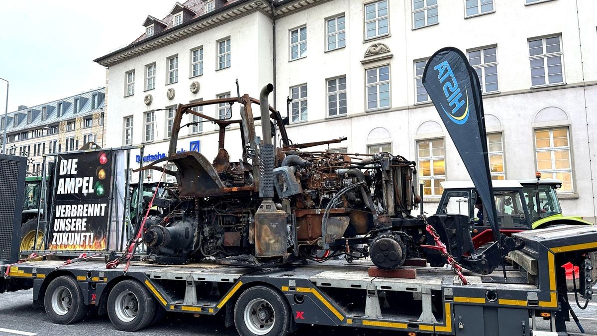 Allerdings versucht die Polizei die Straßenbahntrasse zwischen Hauptbahnhof und Anger freizuhalten, sodass die Bauern den Nahverkehr an dieser Stelle nicht blockieren können.