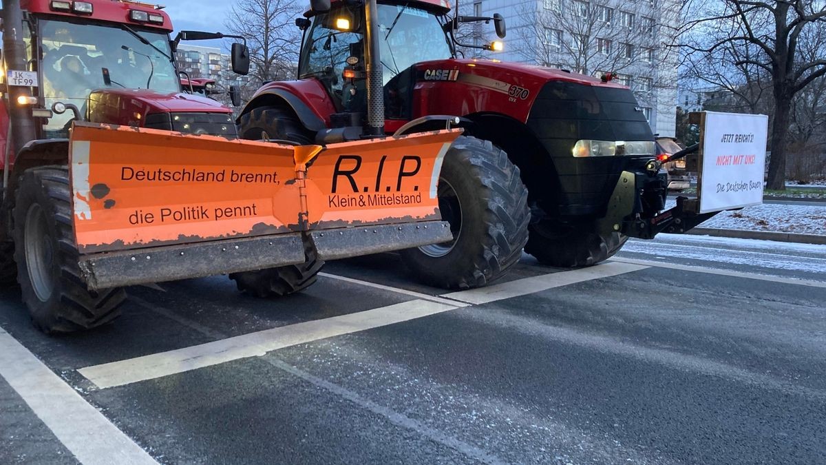 Vor allem über die Weimarische Landstraße kommen die Traktoren in die Stadt. Der Ring ist dicht.