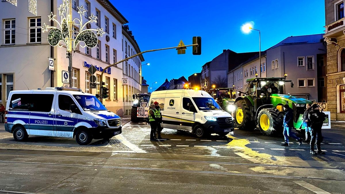 Allerdings versucht die Polizei die Straßenbahntrasse zwischen Hauptbahnhof und Anger freizuhalten, sodass die Bauern den Nahverkehr an dieser Stelle nicht blockieren können.