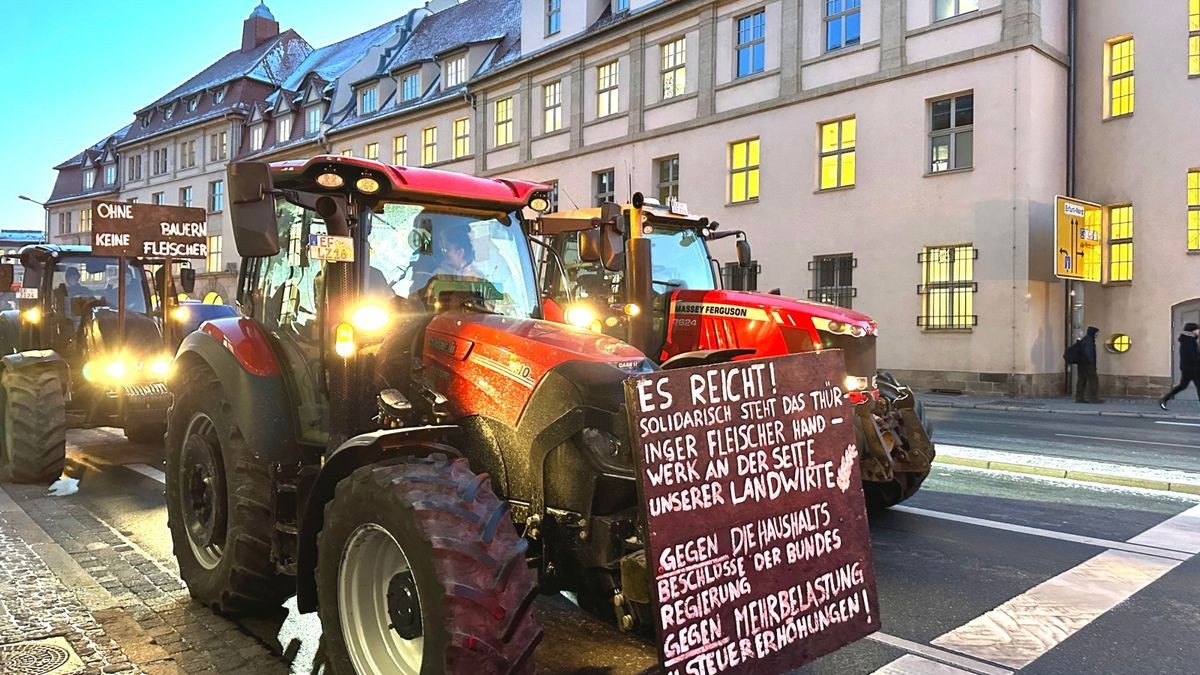 Allerdings versucht die Polizei die Straßenbahntrasse zwischen Hauptbahnhof und Anger freizuhalten, sodass die Bauern den Nahverkehr an dieser Stelle nicht blockieren können.