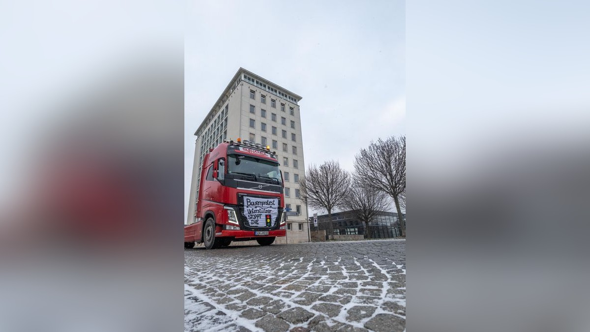 Ein LKW fährt vor dem Thüringer Landtag.