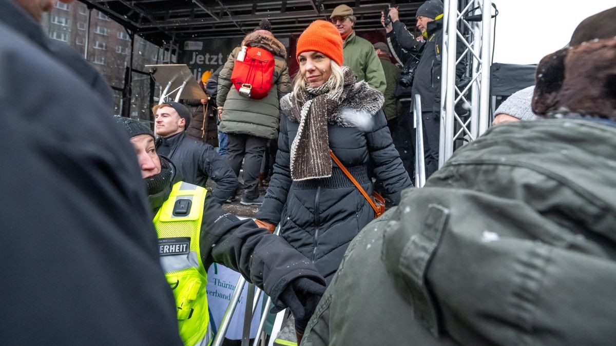 Susanna Karawanskij (Ministerin für Infrastruktur und Landwirtschaft)  nach der Demo am Erfurter Juri-Gagarin-Ring.