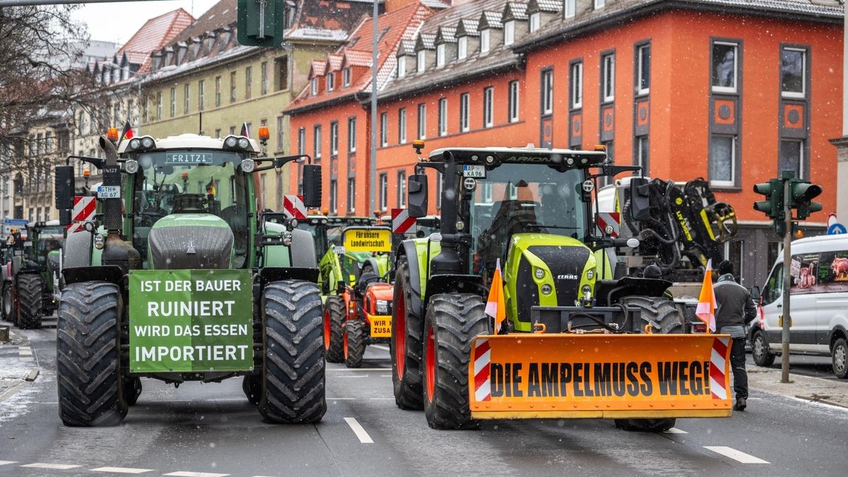 Traktoren  stehen hintereinander während einer Blockade am Erfurter Juri-Gagarin-Ring.