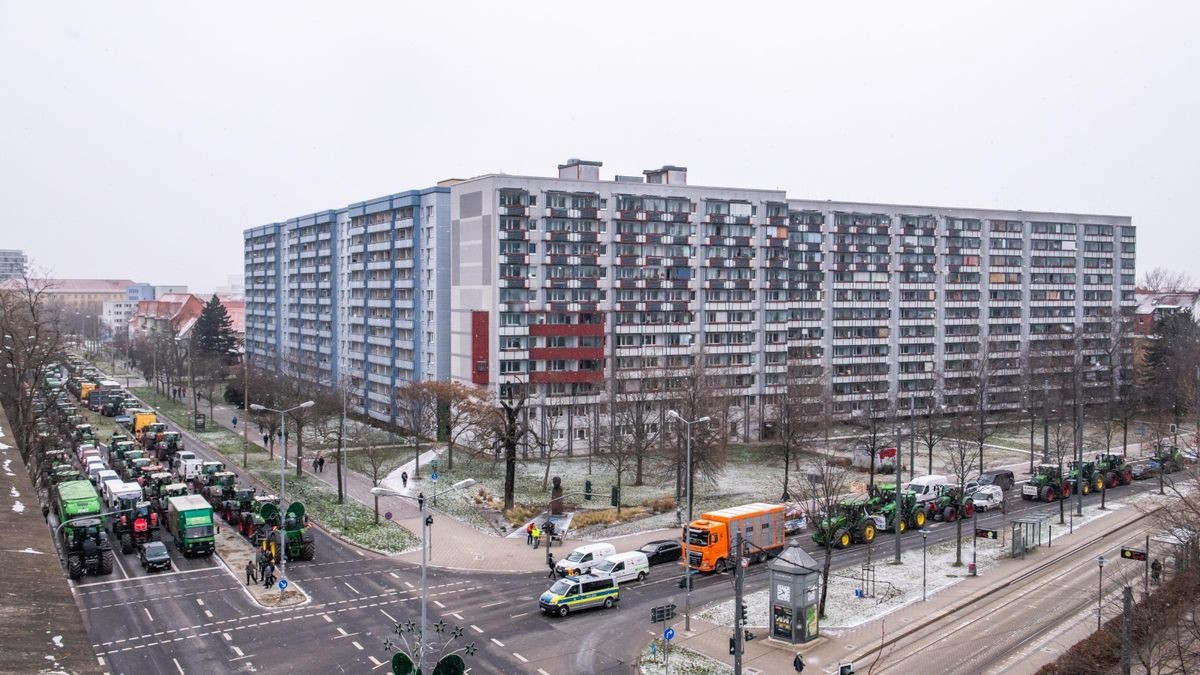 Traktoren  stehen hintereinander während einer Blockade am Erfurter Juri-Gagarin-Ring.