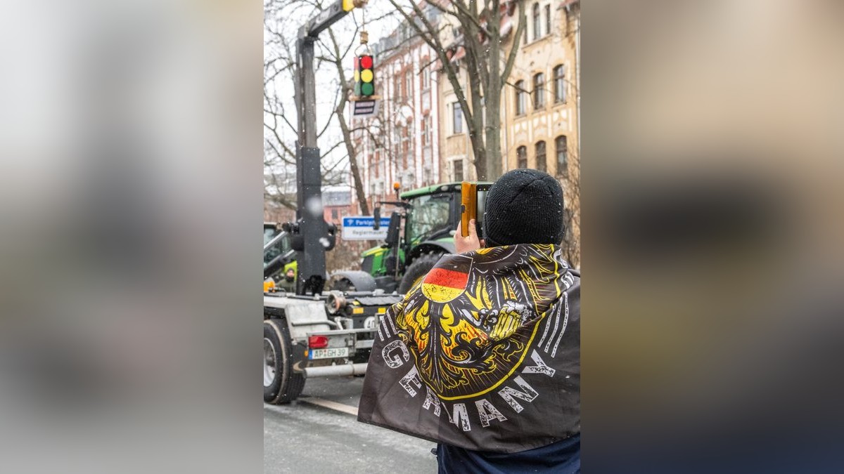 Eine Ampel hängt an einem Galgen mit dem Spruch  „Die Ampel muss weg“.