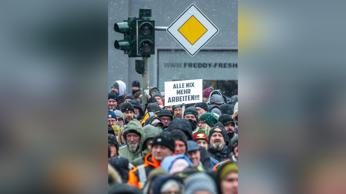 Demonstranten mit Schildern und Transparenten auf dem Juri-Gagarin-Ring.