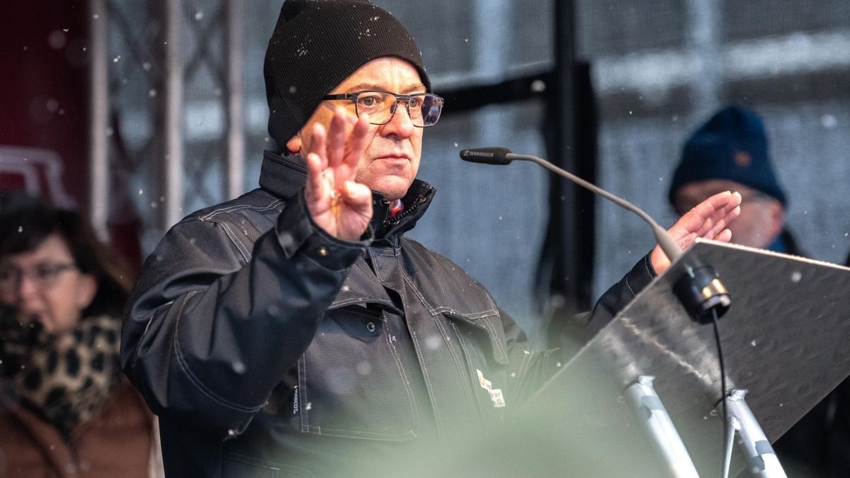 Klaus Wagner, Thüringer Bauernpräsident, spricht bei der Demo am Erfurter Juri-Gagarin-Ring.