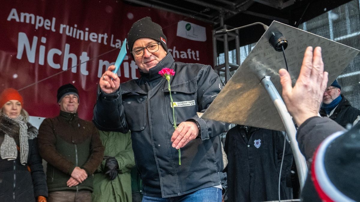 Klaus Wagner, Thüringer Bauernpräsident, bekommt nach seiner Rede ein Nelke bei der Demo am Erfurter Juri-Gagarin-Ring.