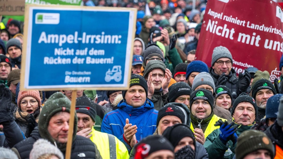 Demonstranten mit Schildern und Transparenten auf dem Juri-Gagarin-Ring.