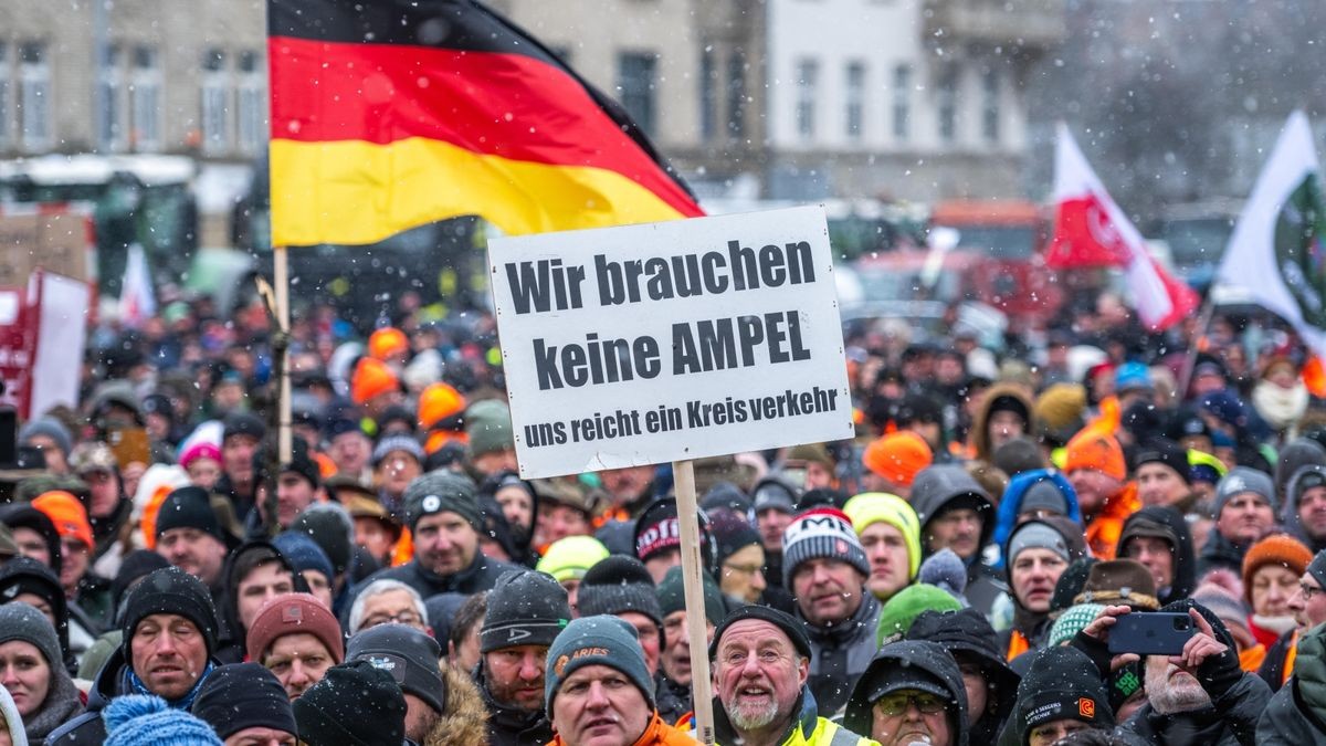 Demonstranten mit Schildern und Transparenten auf dem Juri-Gagarin-Ring.