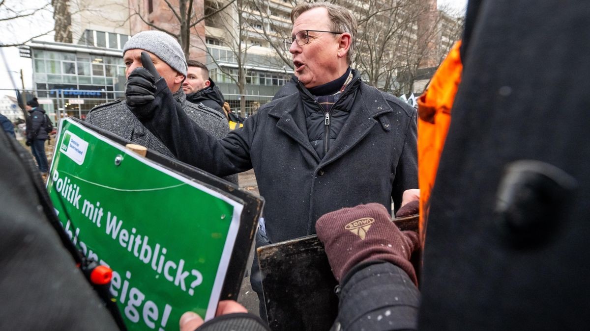 Ministerpräsident Bodo Ramelow (Die Linke) diskutiert mit Demonstranten nach der Demo am Erfurter Juri-Gagarin-Ring.