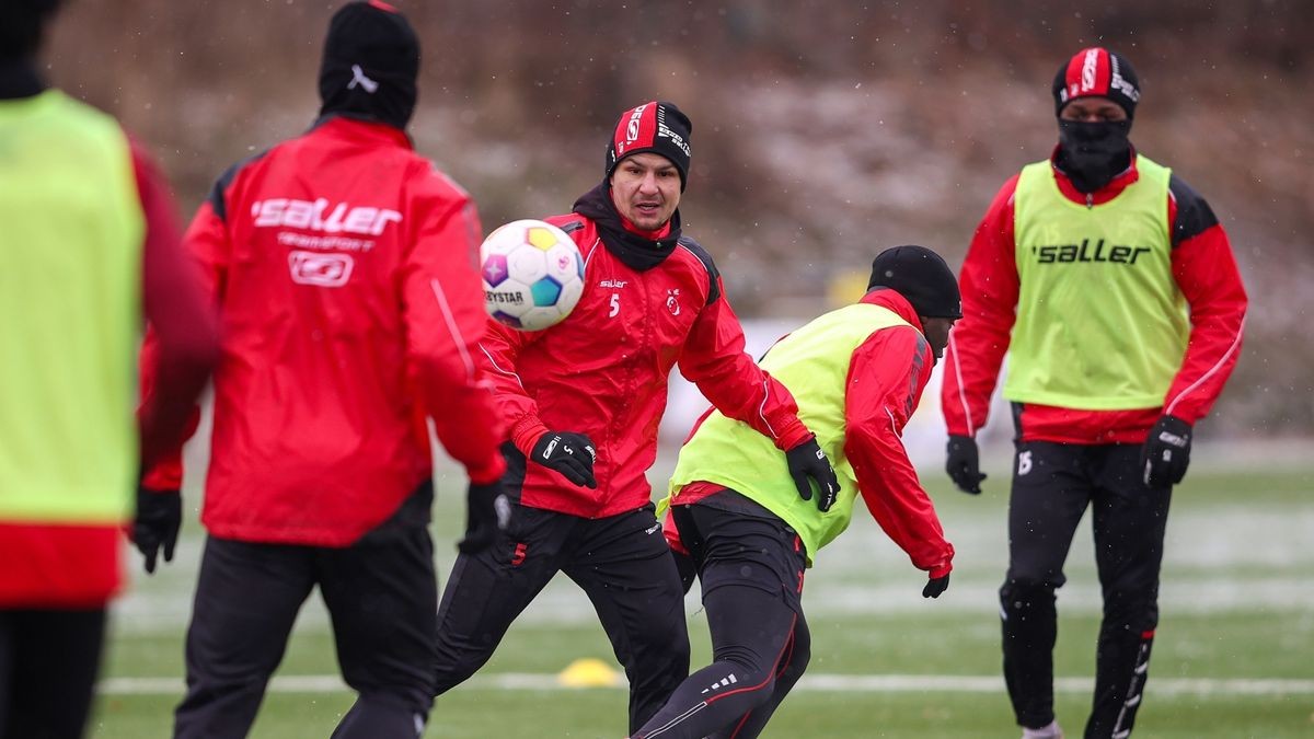 Bei klirrender Kälte hat die Erfurter Mannschaft um Kapitän Andrej Startsev (Mitte) das Training wieder aufgenommen.