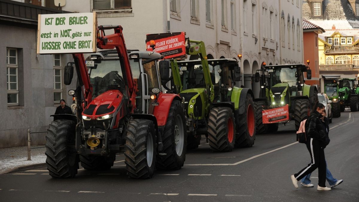 Nach der Ankunft von der Demo in Erfurt fahren gut 150 Fahrzeuge laut hupend noch durch Arnstadt.