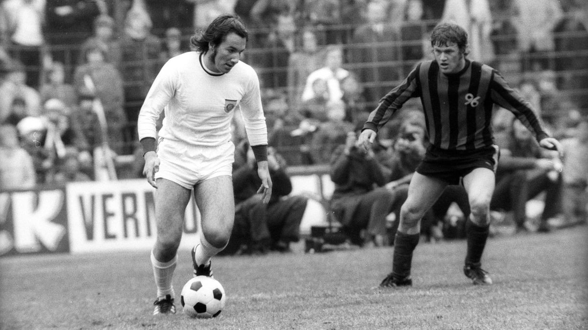 Franz Gerber (links) erlebte im April 1972 gegen Hannover sein Bundesliga-Debüt im Trikot des FC Bayern, für den damals auch Franz Beckenbauer auf dem Platz stand.