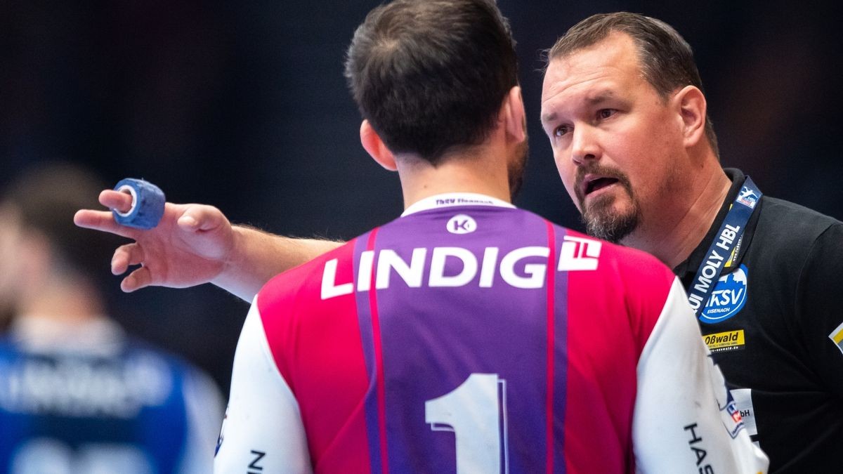 Eisenachs Trainer Misha Kaufmann spricht mit Torhüter Matija Spikic.