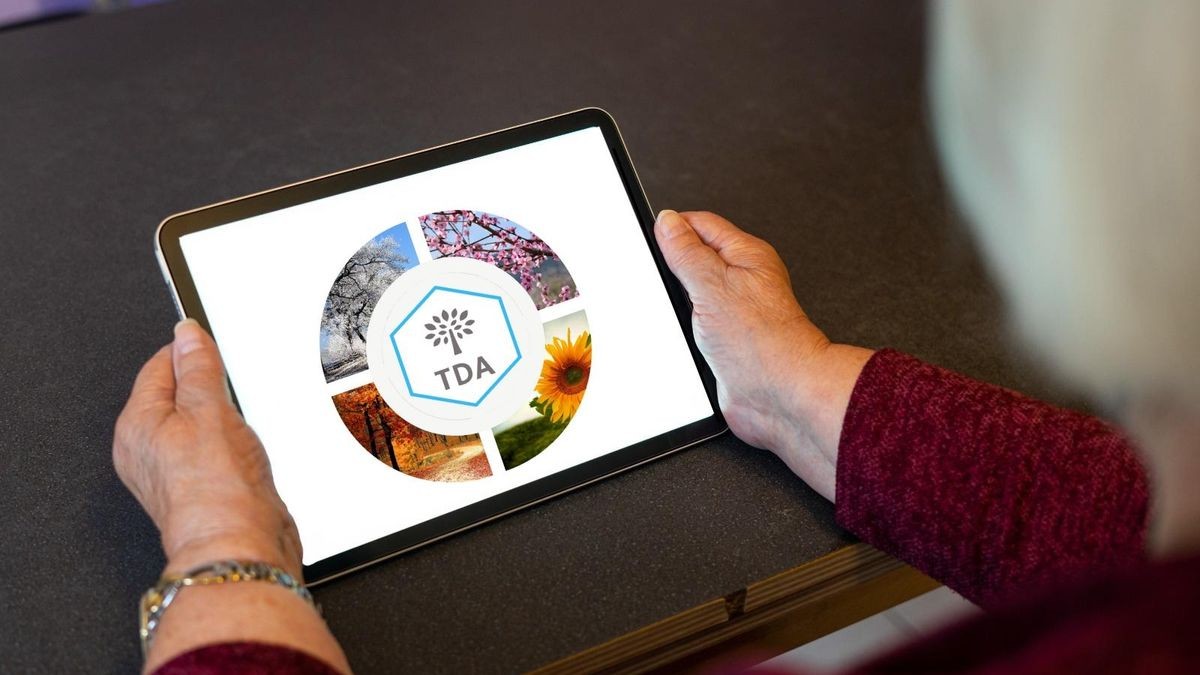 Eine Probandin testet „The Dementia Web App“.