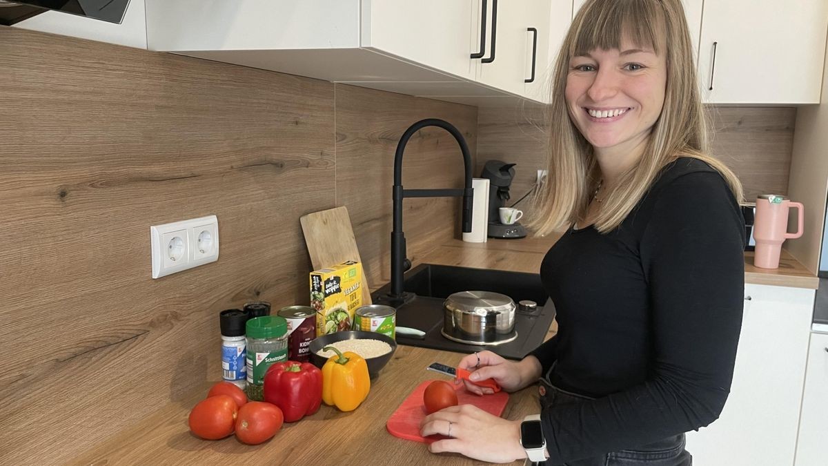 Die Erfurter Studentin Alina Nüchter macht bei dem Neujahrstrend „Veganuary“ mit. Für das Mittagessen bereitet sie eine Chili sin Carne vor.