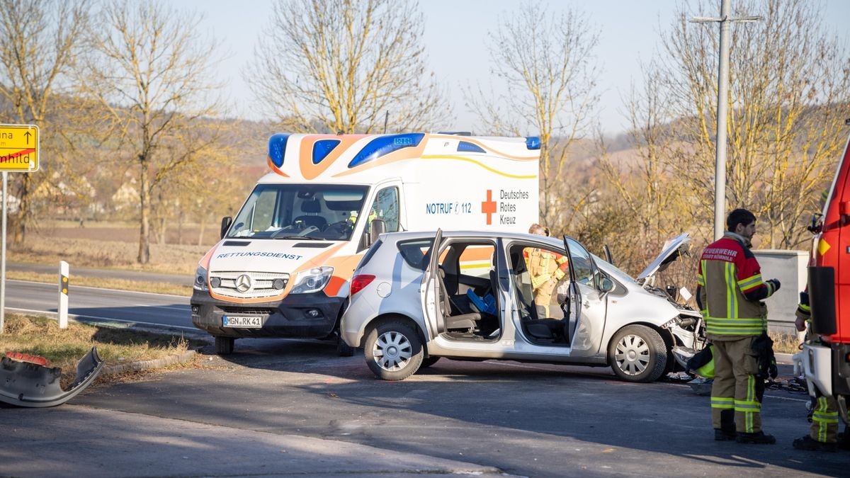 Die beiden anderen Fahrer kamen mit Rettungshubschrauber und Rettungswagen schwer verletzt in ein Krankenhaus.   