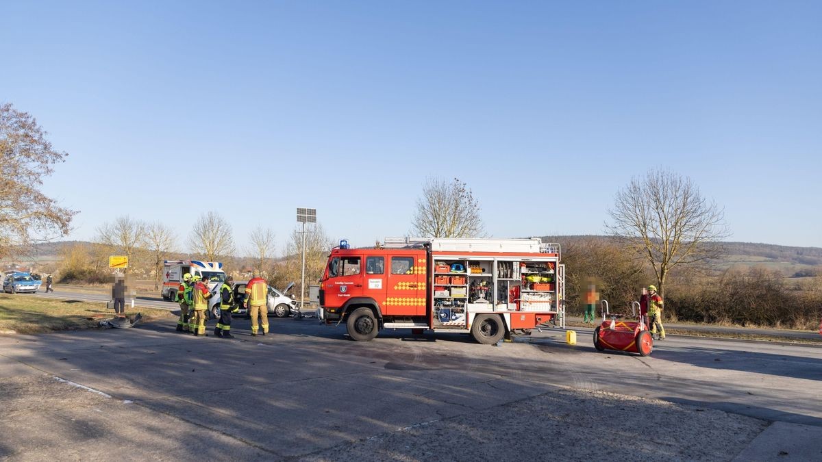 Zwei Personen wurden bei dem Unfall in Römhild schwer verletzt.